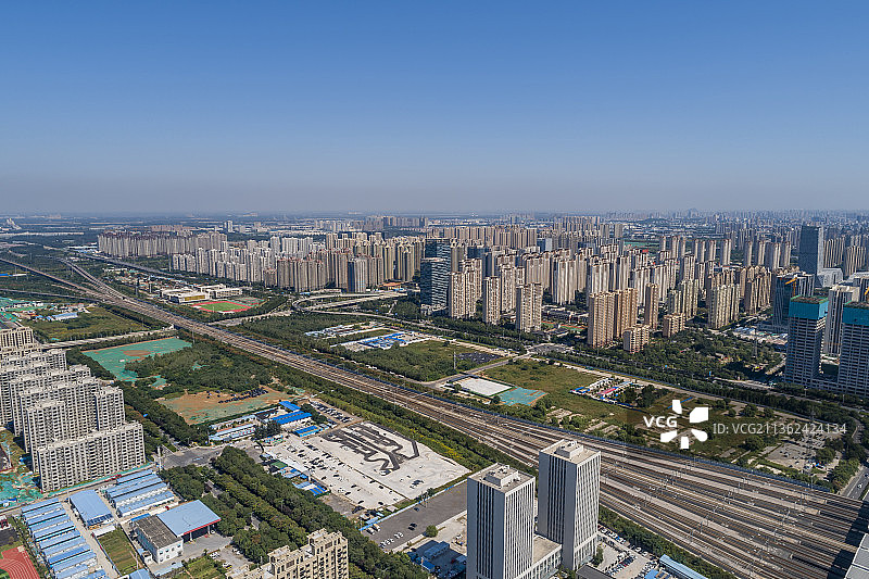 铁路轨道穿过城市图片素材