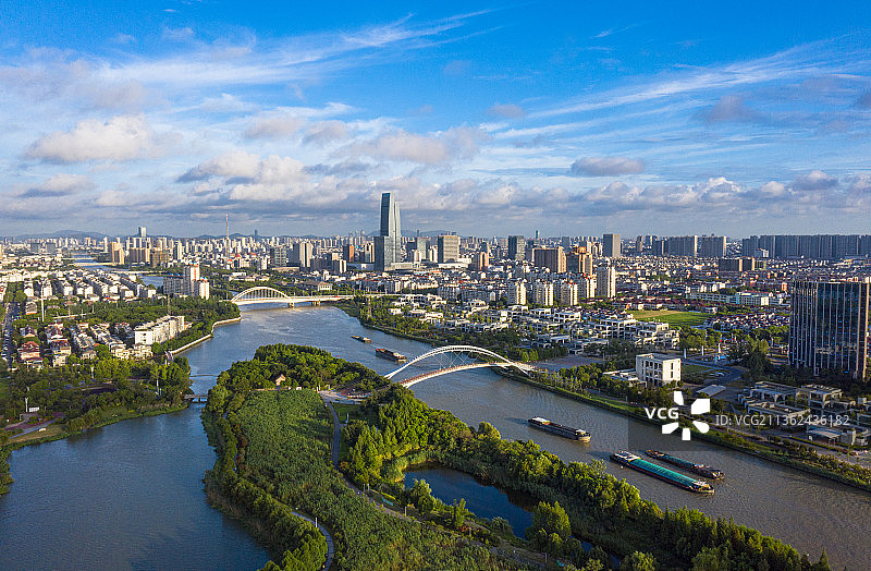 依旧繁忙的运河图片素材