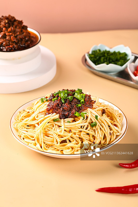 一盘牛肉酱拌面图片素材