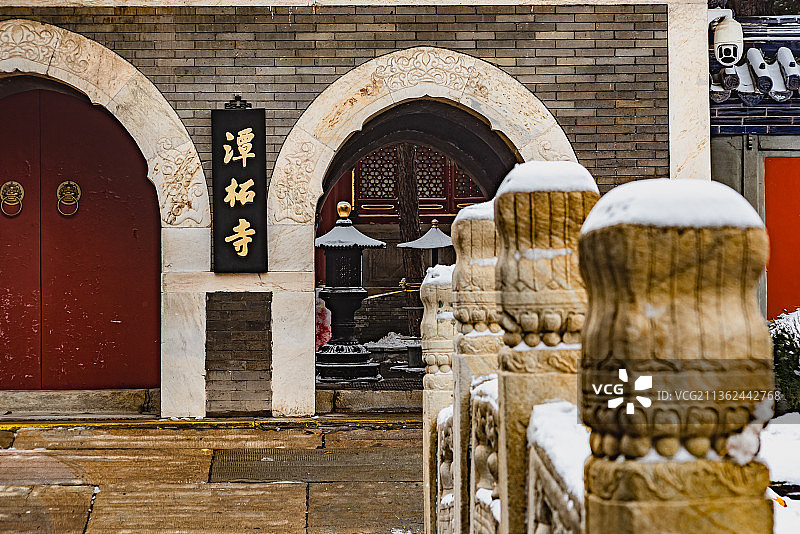 冬天雪后北京潭柘寺山门和怀远桥图片素材