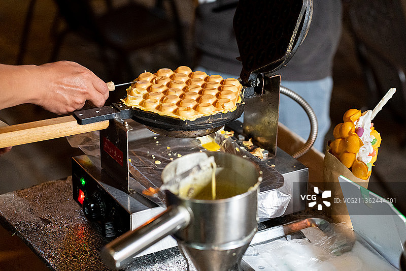 夜市里的港式美味小吃鸡蛋仔图片素材