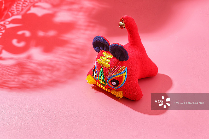 虎年春节布老虎和福字放在红色背景上图片素材