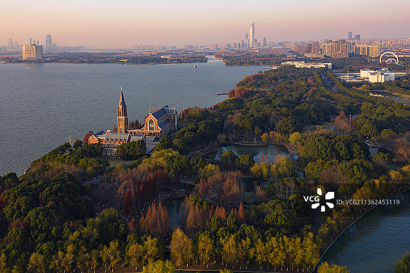 苏州园区独墅湖教堂层林尽染图片素材