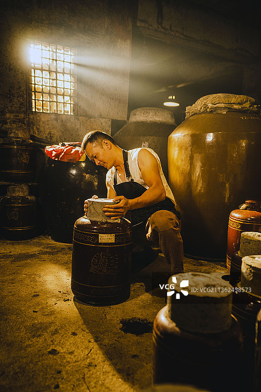 湖北：鄂渝边界利川小山镇上直播酿酒的年轻小夫妻-酒哥的酒图片素材