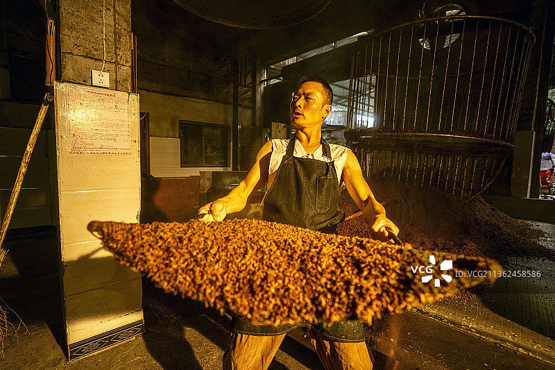 湖北：鄂渝边界利川小山镇上直播酿酒的年轻小夫妻-酒哥的酒图片素材