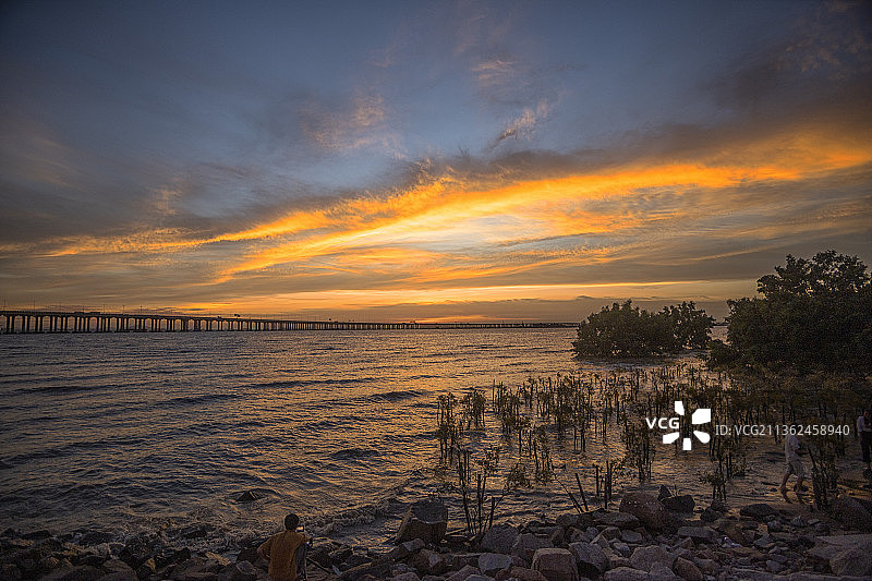 深圳宝安西湾红树林公园日落火烧云景象图片素材