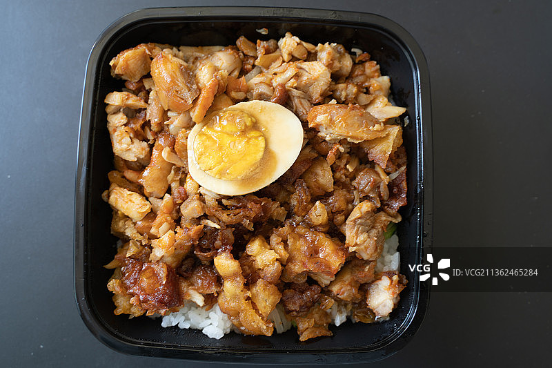 蜜汁脆皮鸡烤肉双拼拌饭图片素材