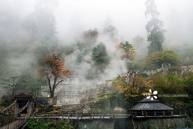 海螺沟温泉晨雾图片素材