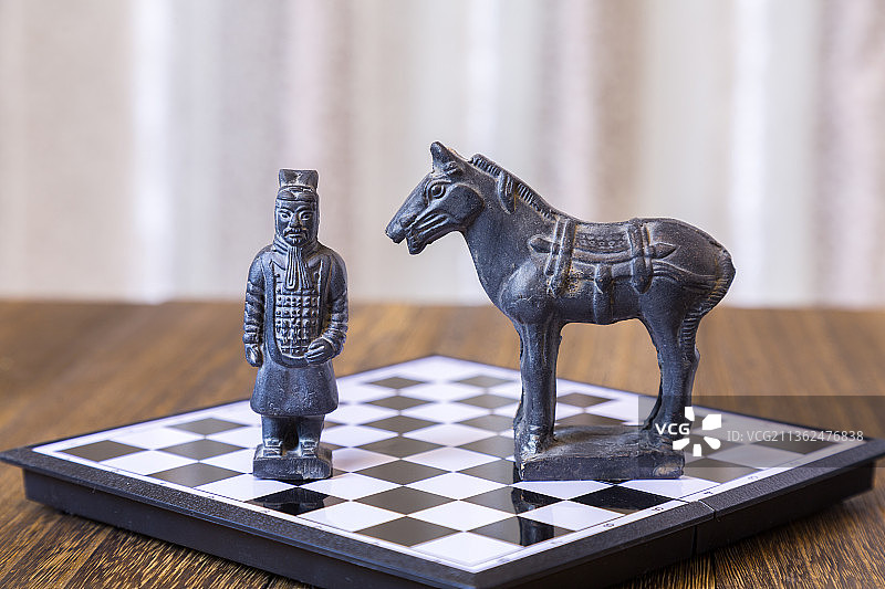 国际象棋棋盘上的兵马俑，概念主题图片素材