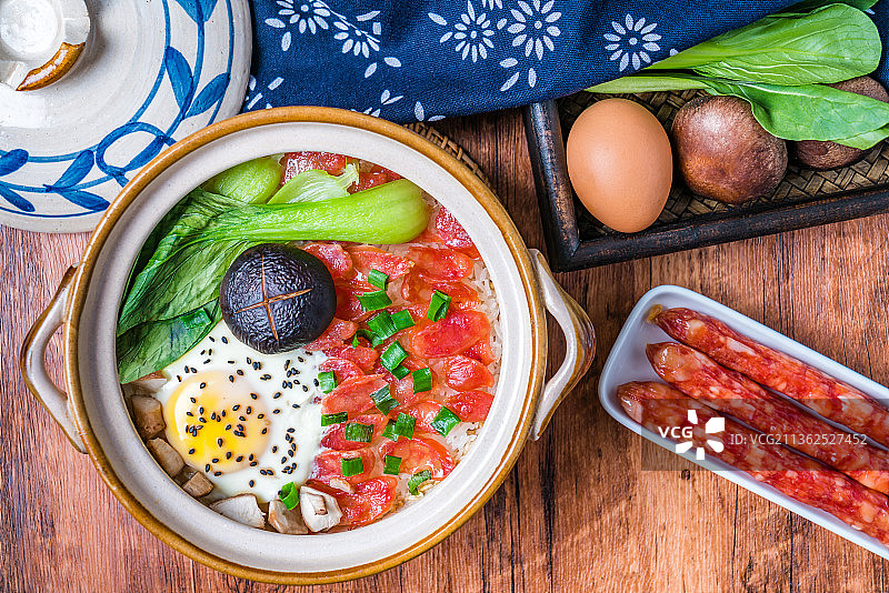 中国广东广州美食腊味煲仔饭图片素材
