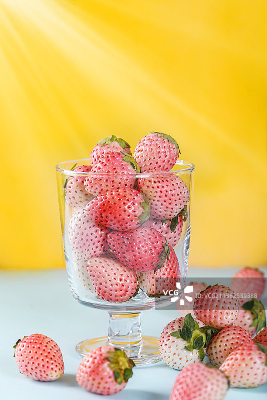 粉玉草莓-卡纸风图片素材