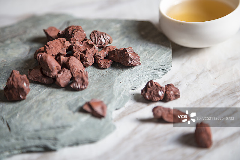 中国古风背景的中药赭石特写图片素材