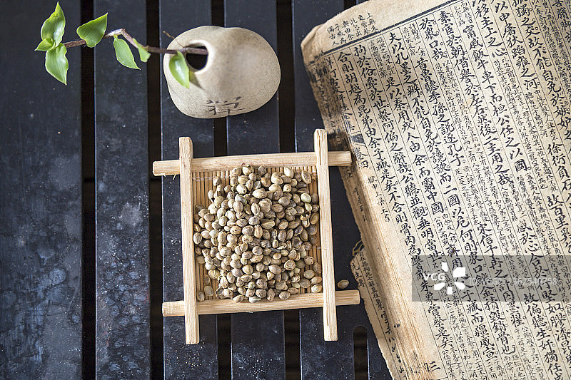 中国古风背景的中药火麻仁特写图片素材