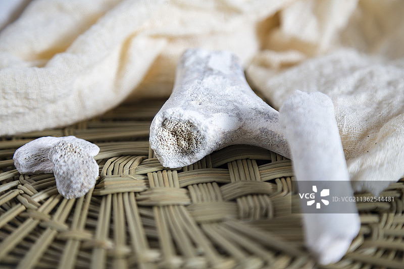 中国古风背景的中药鹿角霜特写图片素材