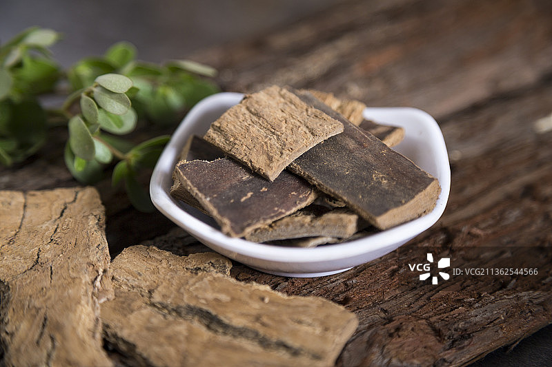 中国古风背景的中药杜仲特写图片素材