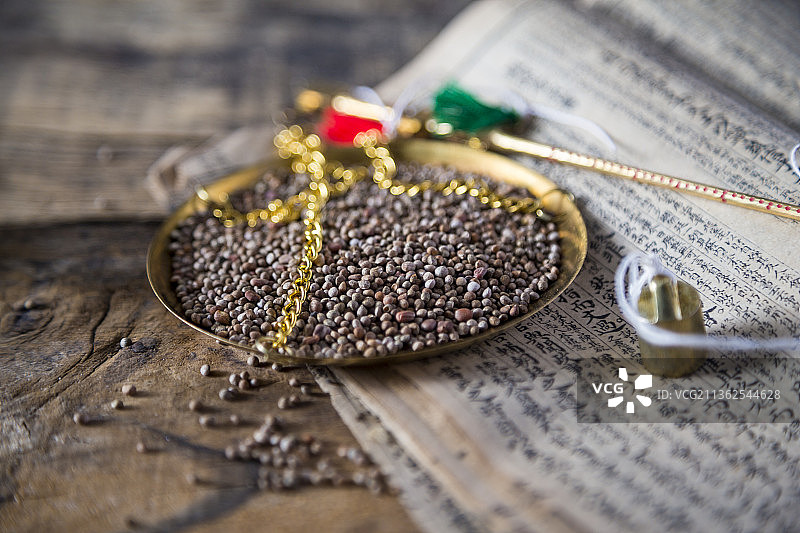 中国古风背景的中药苏子特写图片素材