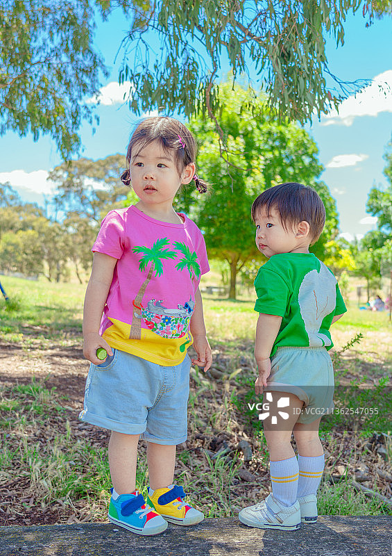 野外游玩的的小孩图片素材