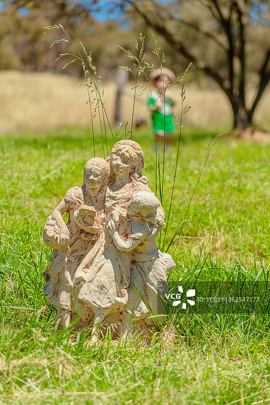 山坡草坪上的亲情雕塑图片素材