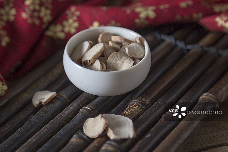 中国古风背景的中药白芍特写图片素材