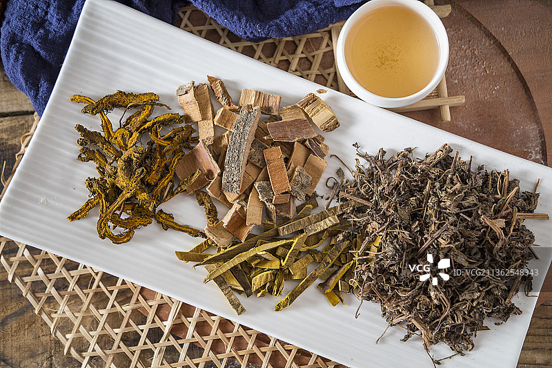 中国古风背景的中药白头翁汤特写图片素材