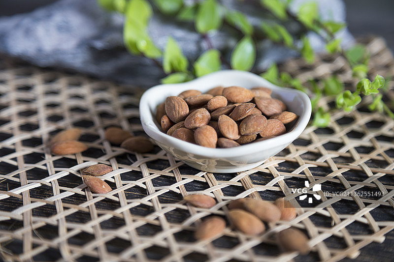 中国古风背景的中药桃仁特写图片素材