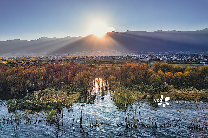 苍山落日，余晖光束图片素材