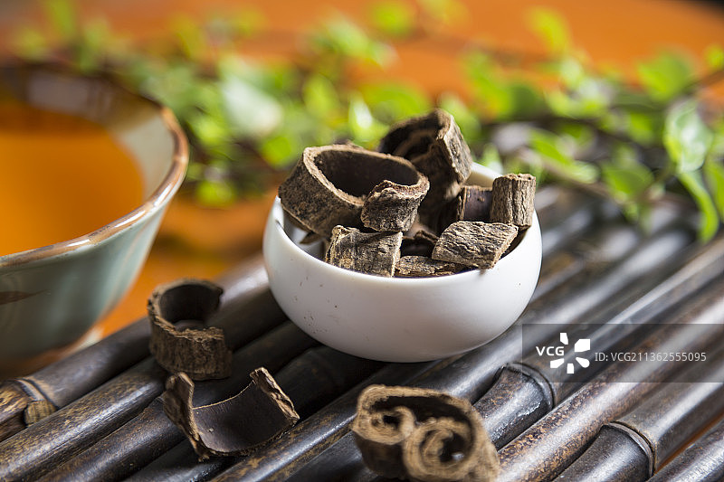 中国古风背景的中药厚朴特写图片素材