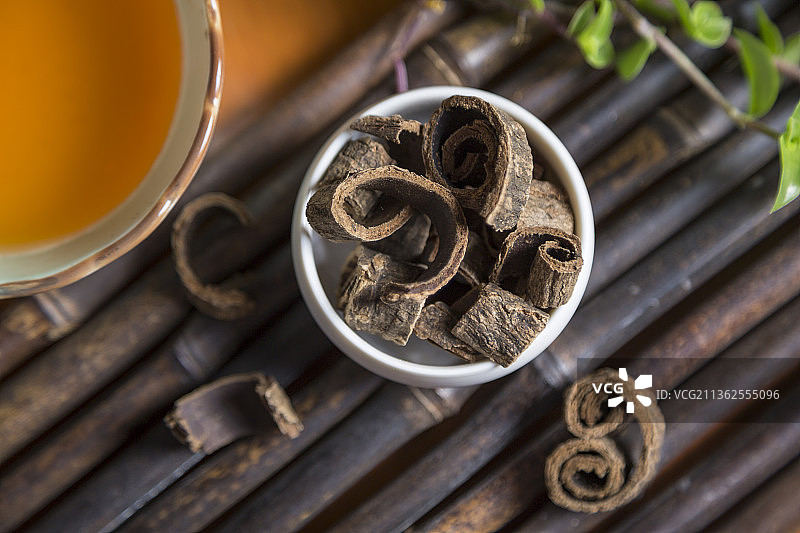 中国古风背景的中药厚朴特写图片素材