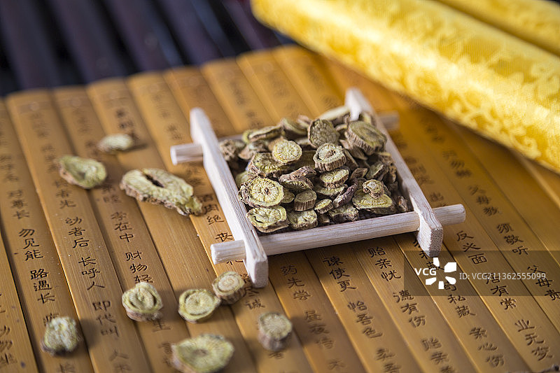 中国古风背景的中药黄芩特写图片素材