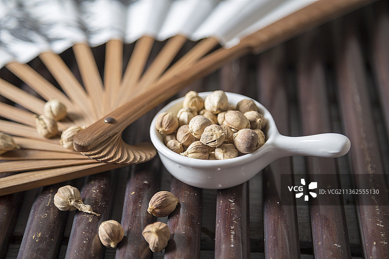中国古风背景的中药豆蔻特写图片素材