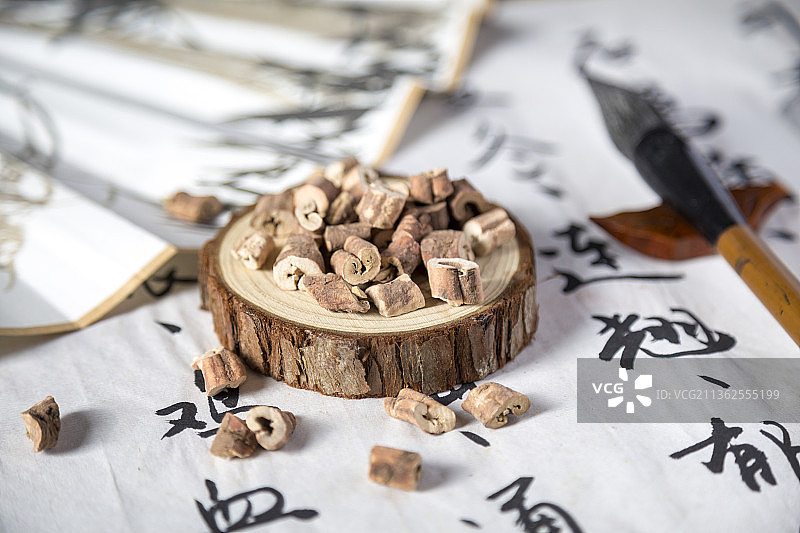 中国古风背景的中药牡丹皮特写图片素材