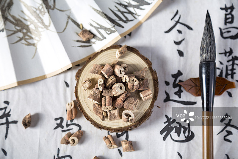 中国古风背景的中药牡丹皮特写图片素材