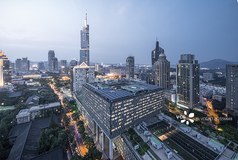 眺望南京紫峰大厦和鼓楼医院图片素材