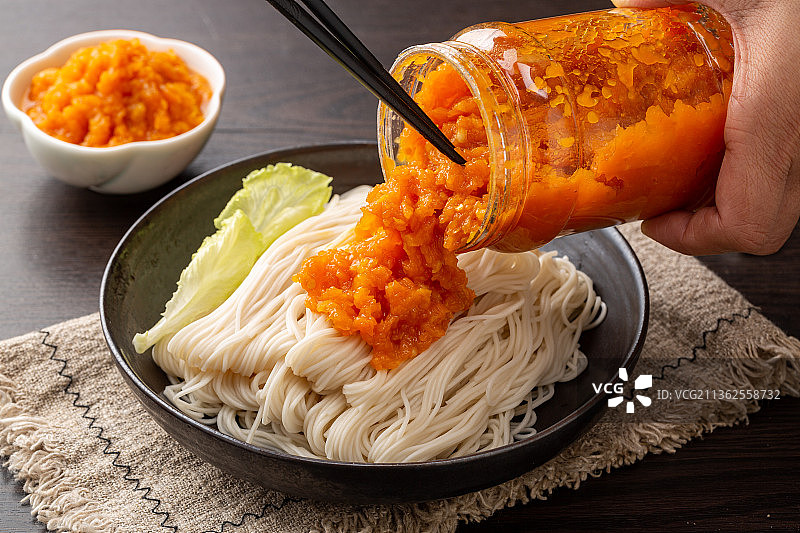 黄灯笼辣椒酱拌面图片素材