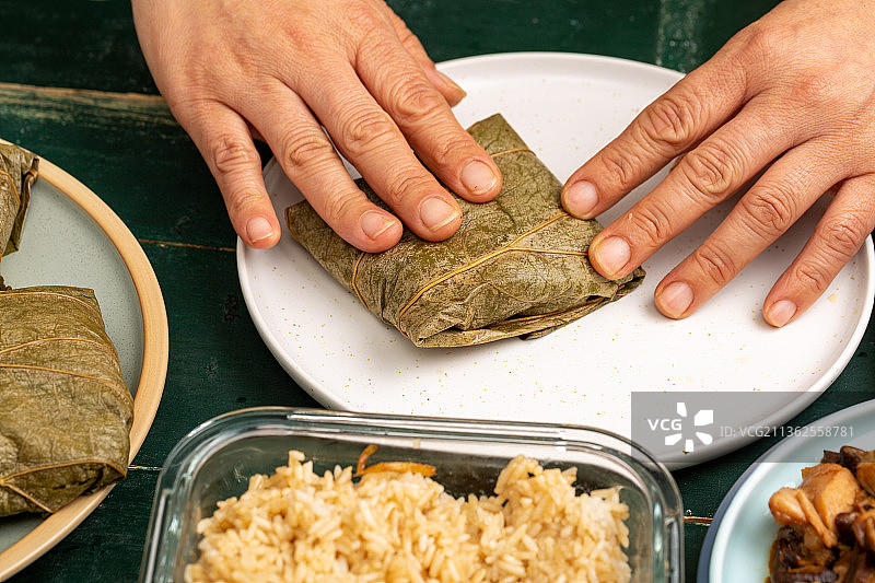 手工糯米鸡制作特写图片素材