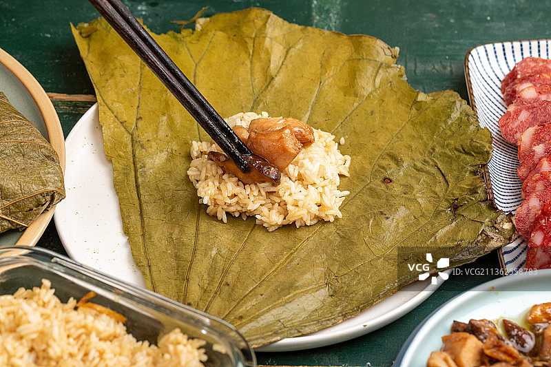 手工糯米鸡制作特写图片素材