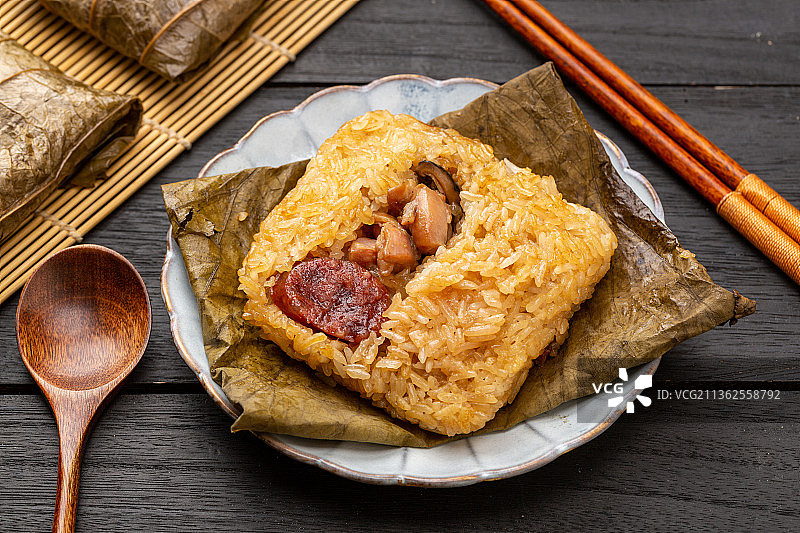 蒸熟的糯米鸡特写图片素材