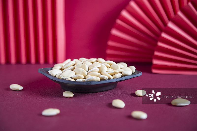 中国风背景的五谷杂粮白扁豆静物特写图片素材