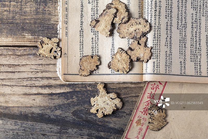 中国古风背景的中药川芎特写图片素材