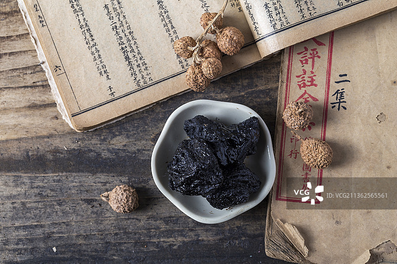 中国古风背景的中药熟地黄特写图片素材