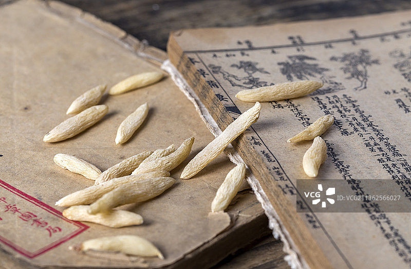 中国古风背景的中药麦冬特写图片素材