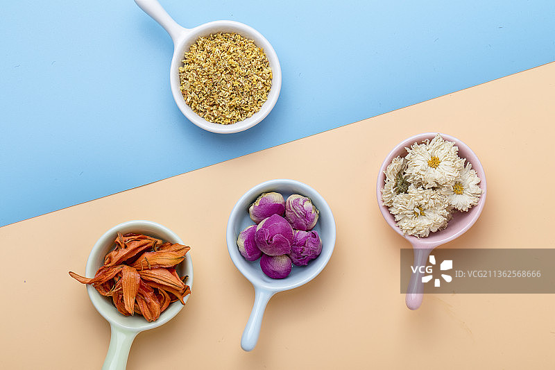 俯拍夏天清新风格的多种健康花茶与茶杯特写图片素材