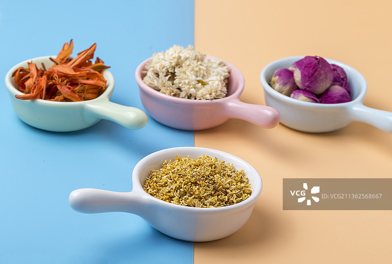 俯拍夏天清新风格的多种健康花茶与茶杯特写图片素材