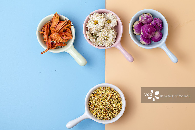 俯拍夏天清新风格的多种健康花茶与茶杯特写图片素材