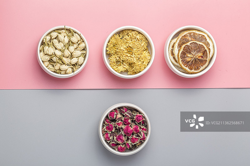 俯拍夏天清新风格的多种健康花茶与茶杯特写图片素材