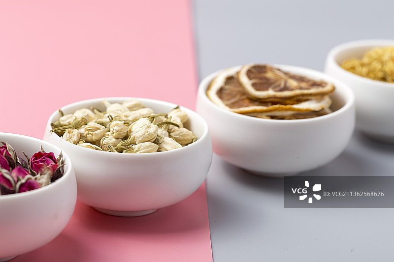 俯拍夏天清新风格的多种健康花茶与茶杯特写图片素材