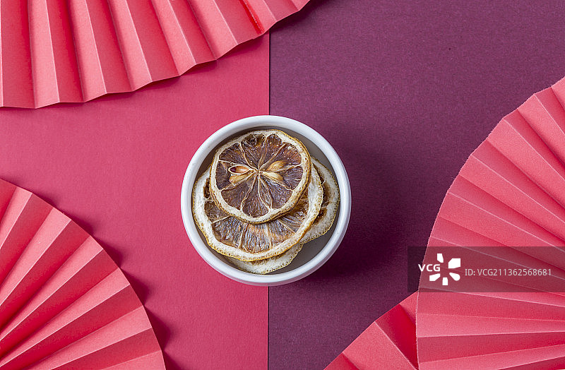 俯拍夏天清新风格的多种健康花茶与茶杯特写图片素材