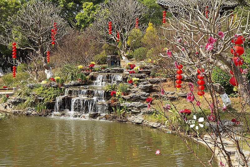 公园里面的人造瀑布图片素材