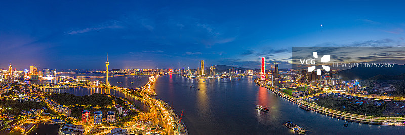 珠海十字门商务区和澳门半岛夜景全景航拍图片素材