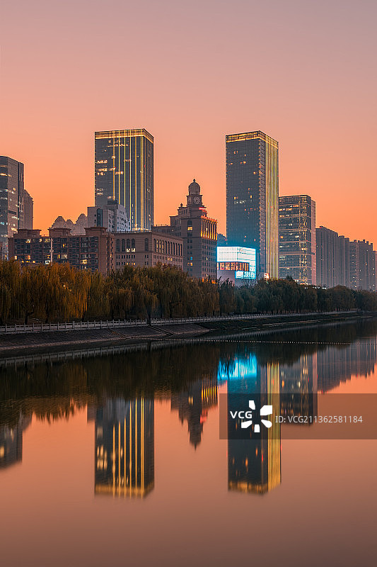 郑州正弘城黄昏图片素材